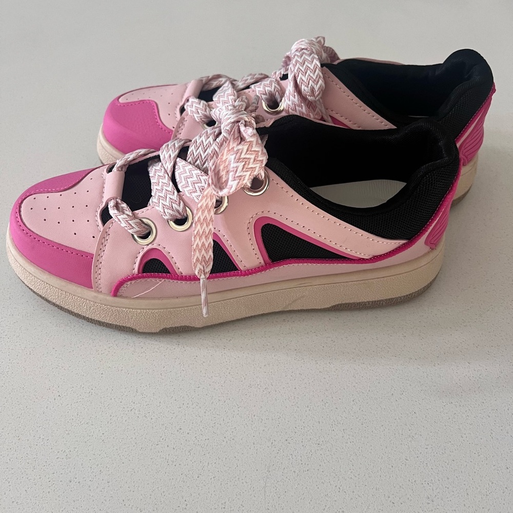 Street style Lace up Skateboard Sneakers Pink Black Women's Size 9 New With Tag